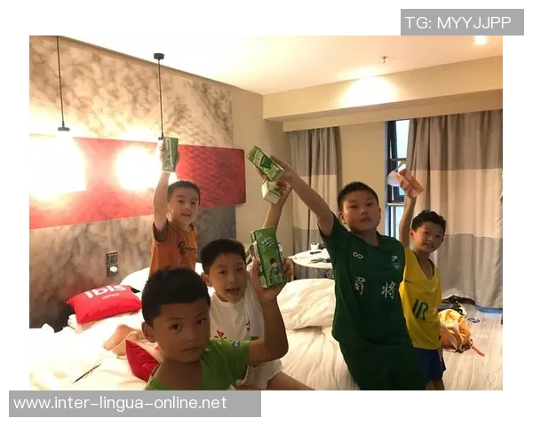 足球明星惊喜造访粉丝家中共度难忘时光引发热烈讨论